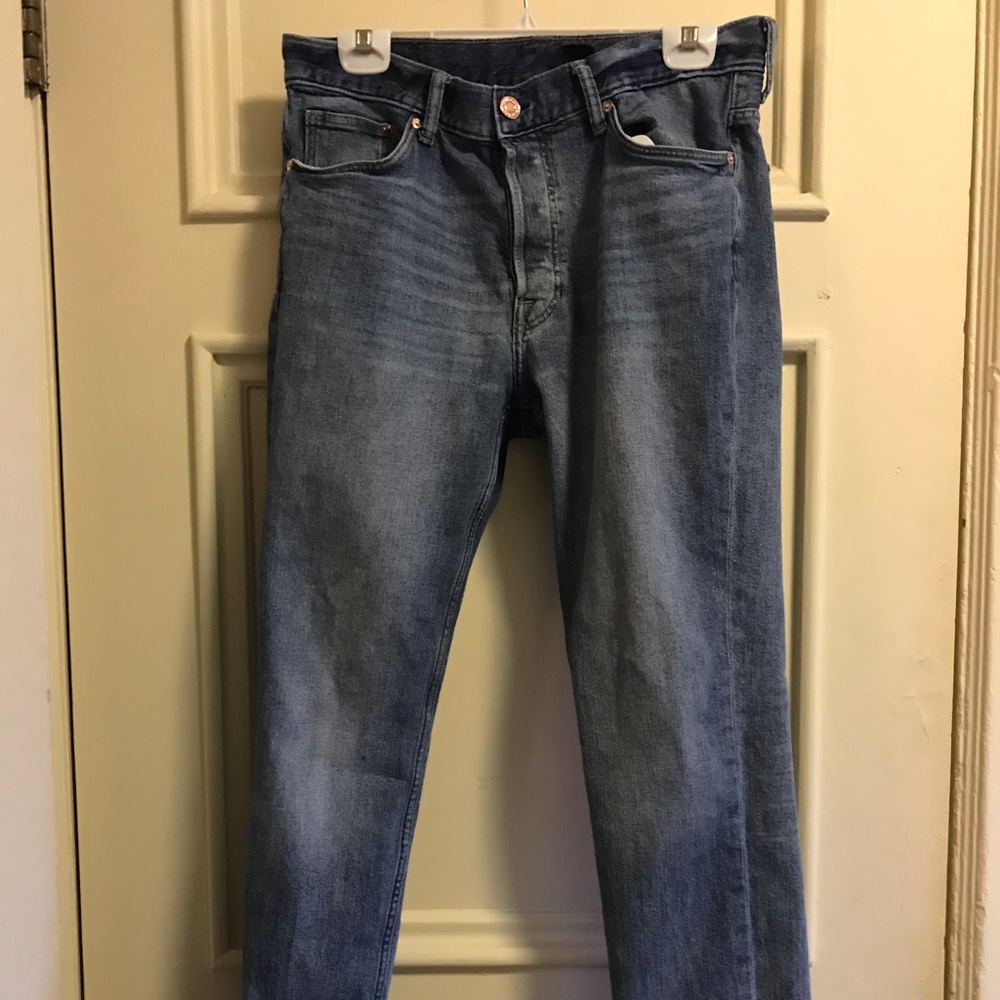 Men’s light wash jeans